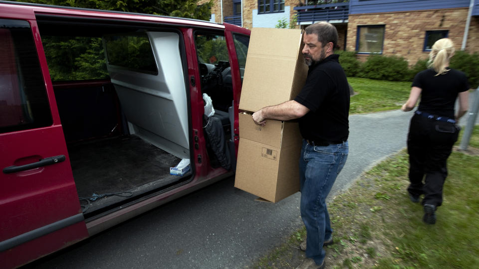 MANGE BESLAG: Kriminalteknikere gjorde en rekke beslag i leiligheten der drapssiktede bor i g�r. Foto: HENNING LILLEG�RD