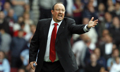 M� HA STERKERE STALL: Rafael Benitez innr�mmer at stallen forrige sesong ikke var god nok til � hamle opp med Manchester United. Foto: AFP