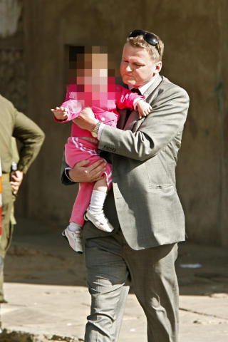 HENTET HJEM: Madeleines lille datter, n� tre �r gammel, ble hentet ut fra fengselet i Cochabamba for et �r siden, og fraktet til Norge. Her med den norske ambassadens f�rstesekret�r Kjell Olav Haugen. Foto: �RJAN ELLINGV�G