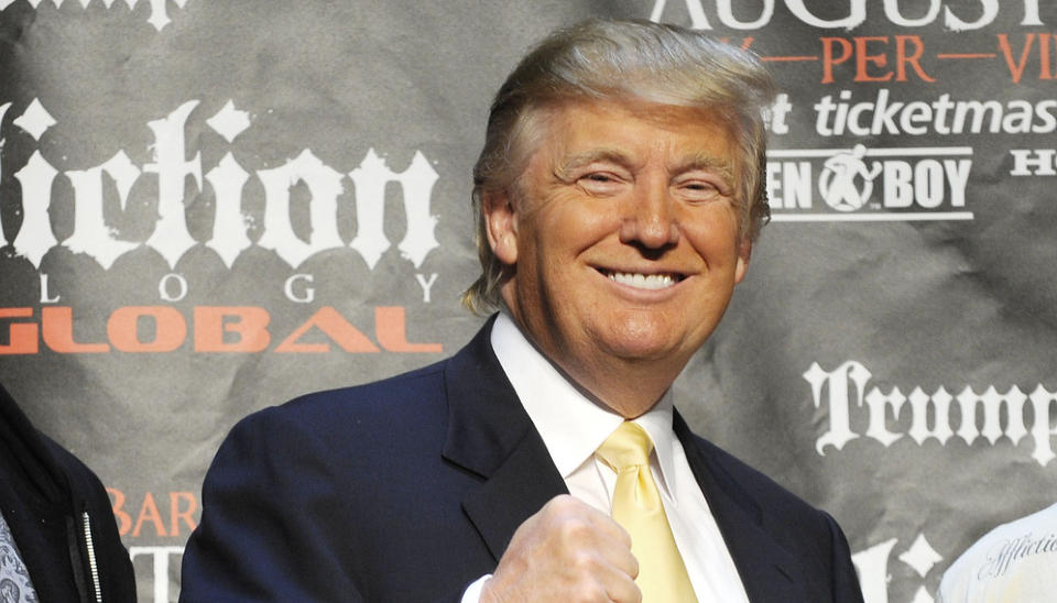 �NSKER LYKKE TIL: Donald Trump (63) hilser til nyforlovede Celina Midelfart. Foto: SCANPIX/AFP PHOTO/Emmanuel Dunand