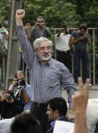NYTT H�P: Opposisjonskandidat Mir Hossein Mousavi klaget umiddelbart p� valgresultatet, som han mener er fikset av Ahmadinejad. Foto: Scanpix