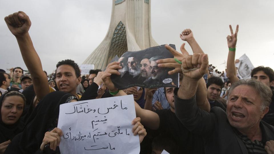 TAR TIL MOTM�LE: Mistanken om at den sittende presidenten jukset i fredagens valg har f�tt frustrerte iranere til � demonstrere sin misn�ye. St�ttespillere til opposisjonskandidat Mir Hossein Mousavi holder plakater med slagordene: - Vi er ikke rester. V�re stemmer teller. Foto: Morteza Nikoubazl/Scanpix