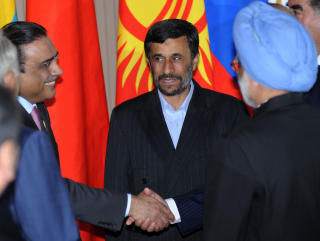DRO TIL RUSSLAND: Irans president Mahmoud Ahmadinejad avviser alle anklager om valgjuks og har dratt til Russland for � delta p� en sikkerhetskonferanse. Her sammen med Indias statsminister Manmohan Singh (t.h.) og Pakistans president Asif Ali Zardari (t.v.). Foto: Scanpix