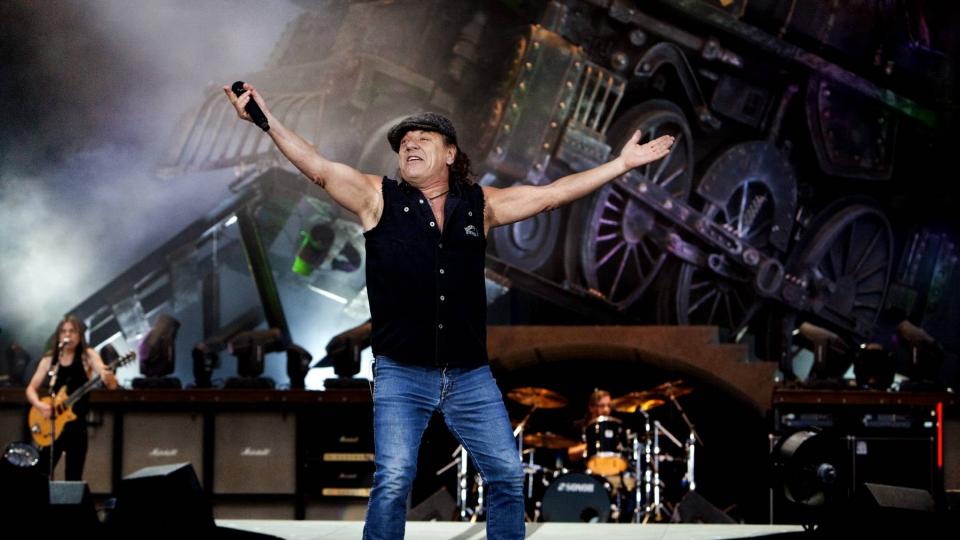 ROCKELOKMOTIV: Brian Johnson og resten av gutta i AC/DC holdt oppe dampen gjennom hele konserten. Foto: Espen R�st
