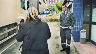 OFFERET: Her er pasienten (29) p� vei inn i rettslokalene i Trondenes tingrett i Harstad 28. mai i �r. Foto: Stein Wilhelmsen
