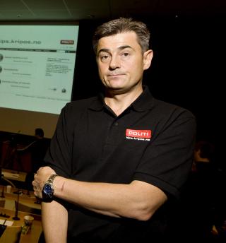 BEKREFTER FUNN AV SPEDBARN:  Politioverbetjent John St�le Stamnes.
Foto: H�kon Mosvold Larsen / SCANPIX