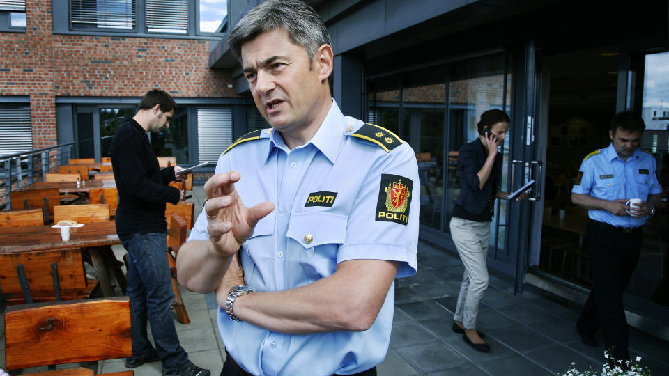 ET ENORMT IDENTIFISERINGSARBEID: Politioverbetjent John St�le Stamnes som er gruppeleder for S�rskilte objekter i Kripos starter n� arbeidet med � identifisere barn som figurerer i de grove videoene som ble brukt som bakgrunnsmateriale i saken. Foto: STEINAR BUHOLM
