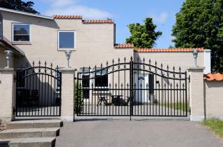 HER BODDE LEGEN: I Trondenes tingrett i mai oppgav legen at han bodde i denne leiligheten i �rhus i Danmark. Naboene hans sier imidlertid at de ikke har sett ham p� minst tre m�neder. Foto: �istein Norum Monsen