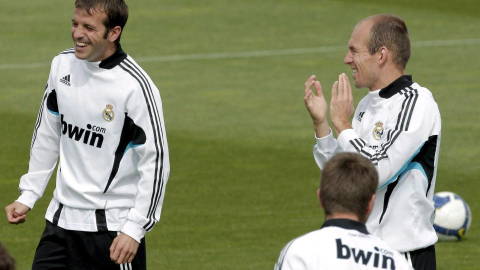 U�NSKET I REAL? If�lge spanske medier er b�de Rafael Van der Vaart (t.v) og Arjen Robben (t.h), begge nederlendere, p� lista over spillere som f�r g� fra Real. Foto: EPA/JUANJO MARTIN