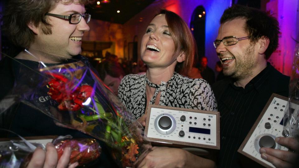 RADIODAGER: Are Sende Osen (t.v.) kommer med en kraftfull Twitter-melding om NRK-juryens valg av kandidater til �rets Prix Radio. Her et bilde fra de glade radiodager i 2005, da han og Klaus Joacim Sonstad ble �rets Radionavn, mens Kari Slaatsveen vant prisen �rets programleder. Foto: Sara Johannessen / Scanpix .