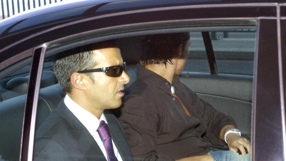 STYRER BUTIKKEN: Det er Jorge Mendes som trekker i tr�dene, n�r noen av verdens beste spillere �nsker seg nye utfordringer. Her er han sammen med Cristiano Ronaldo, som n� forhandler med Real Madrid om de personlige betingelsene. Foto: STELLA PICTURES