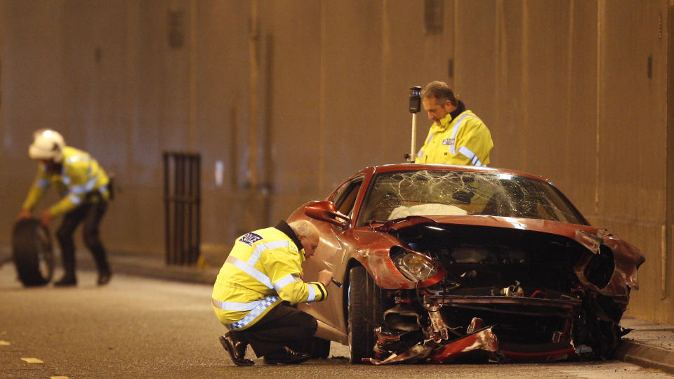 KOSTBAR KOLLISJON: Cristiano Ronaldo vraket sin Ferrari da han traff en tunnelvegg i Manchester i januar i �r.Foto: SCANPIX/AP Photo/Jon Super