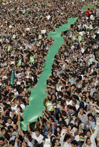 PROVOSERT: Flere hundretusener iranere har str�mmet ut i gatene for � protestere p� det de mener er et falsk valgresultat. Foto: Scanpix