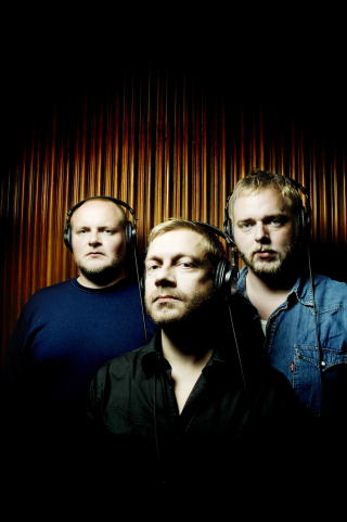 KAN VINNE: Radioresepsjonen med Steinar Sagen (fra venstre), Bjarte Tj�stheim og Tore Sagen kan vinne to radiopriser i �r. Foto: Lars Myhren Holand.
