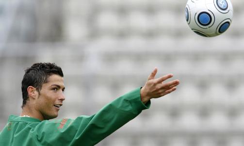 VERDENS DYRESTE: Cristiano Ronaldo er bare en signatur unna å bli Real Madrid-spiller, etter at spanjolene ble enige med Manchester United om overgangssummen. Foto: REUTERS VERDENS DYRESTE: Cristiano Ronaldo er bare en signatur unna å bli Real Madrid-spiller, etter at spanjolene ble enige med Manchester United om overgangssummen. Foto: REUTERS