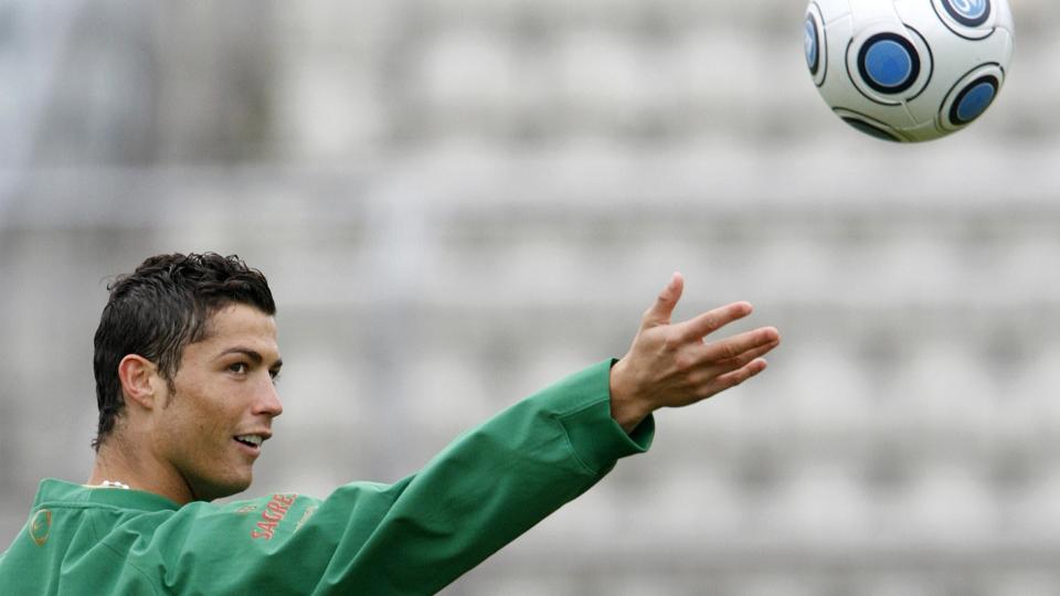 SIGNERTE: Cristiano Ronaldo bandt seg for seks �r til Real Madrid. Foto: Denis Balibouse / REUTERS.