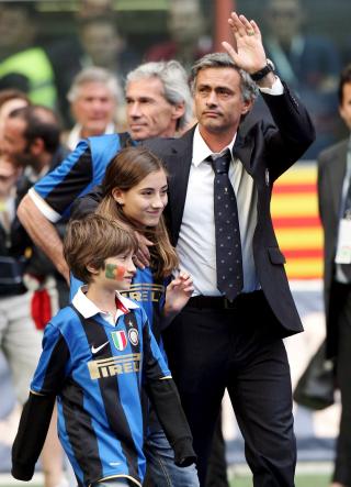 MOURINHO-AGENT: Jorge Mendes sørget for at José Mourinho kom til Chelsea og har også fulgt manageren videre i karrieren, til Inter. Foto: EPA MOURINHO-AGENT: Jorge Mendes sørget for at José Mourinho kom til Chelsea og har også fulgt manageren videre i karrieren, til Inter. Foto: EPA