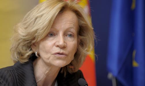 OVERRASKET: Spanias finansminister Elena Salgado stiller seg undrende til at Real Madrid f�r tildelt store l�n n�r resten av nasjonen kan se langt etter l�nefinansiering.Foto: SCANPIX/EPA/NICOLAS BOUVY