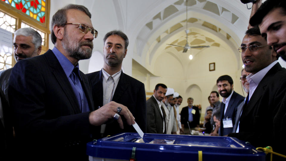 AVGIR SIN STEMME: Ali Larijani ber Vesten holde seg unna det iranske valget. Foto: AP Photo/Kamran Jebreili/Scanpix