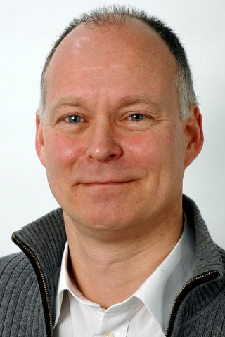 SYKEHUSDIREKT�R:  - Ansettelsesforholdet opph�rere fra og med i dag, sier Niels Degn, visedirekt�r p� Holb�l sygehus utenfor K�benhavn i Danmark. Han vet ikke hvor den d�mte legen befinner seg. Foto: Holb�k sygehus