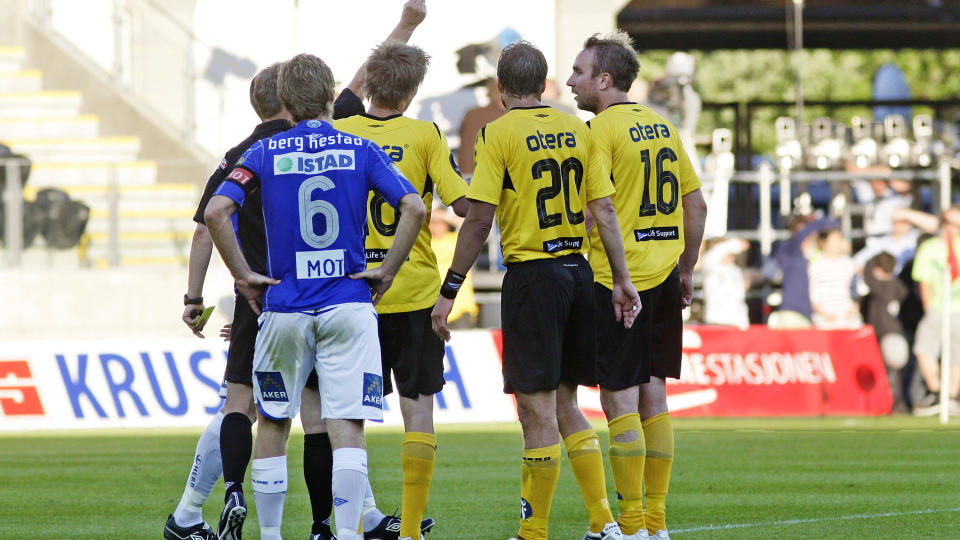 UTSKJELLING: Starts Bernt Hulsker ble utvist p� overtid under eliteseriekampenmellom Start og Molde p� S�r Arena. Kampen endte 2-2. 
Foto: Tor Erik Schr�der / SCANPIX