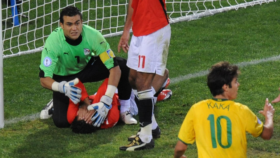 LURTE IKKE WEBB: Ahmed al Muhamadi ga inntrykk av at han ble truffet i hodet av ballen i sluttminuttene, men FIFA hevder linjemannen s� det bildene viste, at ballen traff den egyptiske backen i armen. Foto: SCANPIX/AFP/ALEXANDER JOE