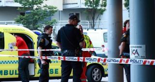 BEV�PNING GITT: Politiet stilte mannsterke og bev�pnet p� ransstedet. Foto: Svein Gustav Wilhelmsen