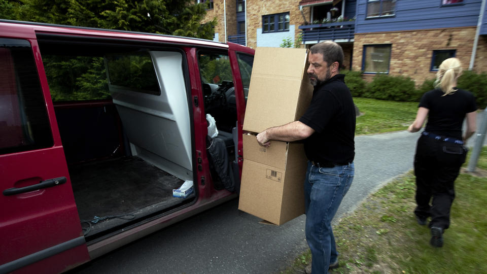 OMFATTENDE BESLAG: Etter p�gripelsen i g�r gikk tre tekniske etterforskere inn i familiefarens leilighet for � beslaglegge kasse p� kasse med gjenstander fra hele boligen. Foto; HENNING LILLEG�RD