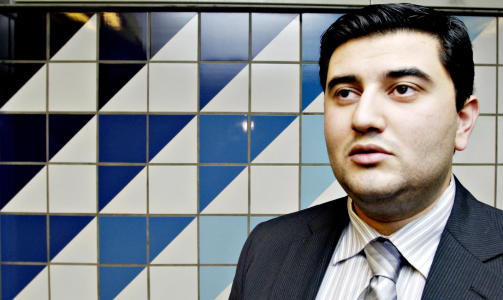 RYSTET: FrP-politiker Mazyar Keshvari er sjokkert over scenene fra sitt andre hjemland. Han frykter myndighetene forbereder st�rre voldelige aksjoner. Foto: Lars Myhren Holand/Dagbladet