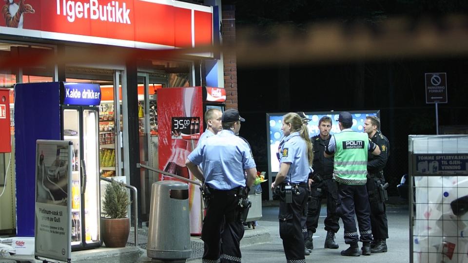 BANKET I HODET MED KNIV: En Esso-ansatt ble skadd under et ran i Ullev�lsveien i Oslo. Foto: SVEIN GUSTAV WILHELMSEN