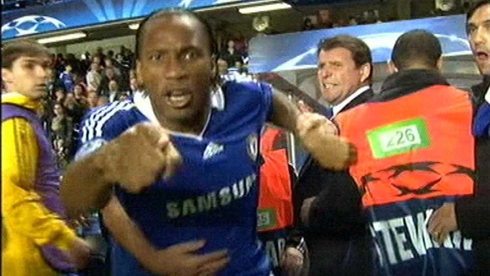 RASTE INN I TV-KAMERA: Didier Drogba skjelte ut Tom Henning �vreb� inn i et tv-kamera etter semifinalen mot Barcelona. I ettermiddag kom den harde straffen fra Uefa. Foto: PLANET PHOTOS