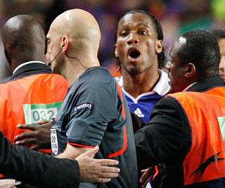 UTESTENGT: Drogba fikk opprinnelig fire kampers utestengelse for utskjellingen av �vreb�. Etter en anke sonet han tre. Foto: AP/Jon Super