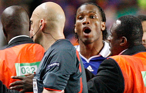L�P UT P� BANEN: Didier Drogba var byttet ut, men han l�p ut p� banen i sandaler for � konfrontere Tom Henning �vreb�. Foto: AP