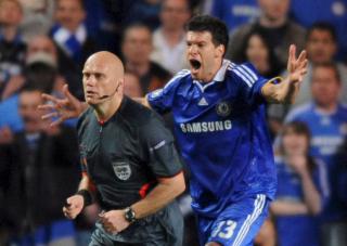 SLIPPER STRAFF: Michael Ballack l�p etter Tom Henning �vreb�, men han blir ikke straffet av Uefa. Foto: EPA
