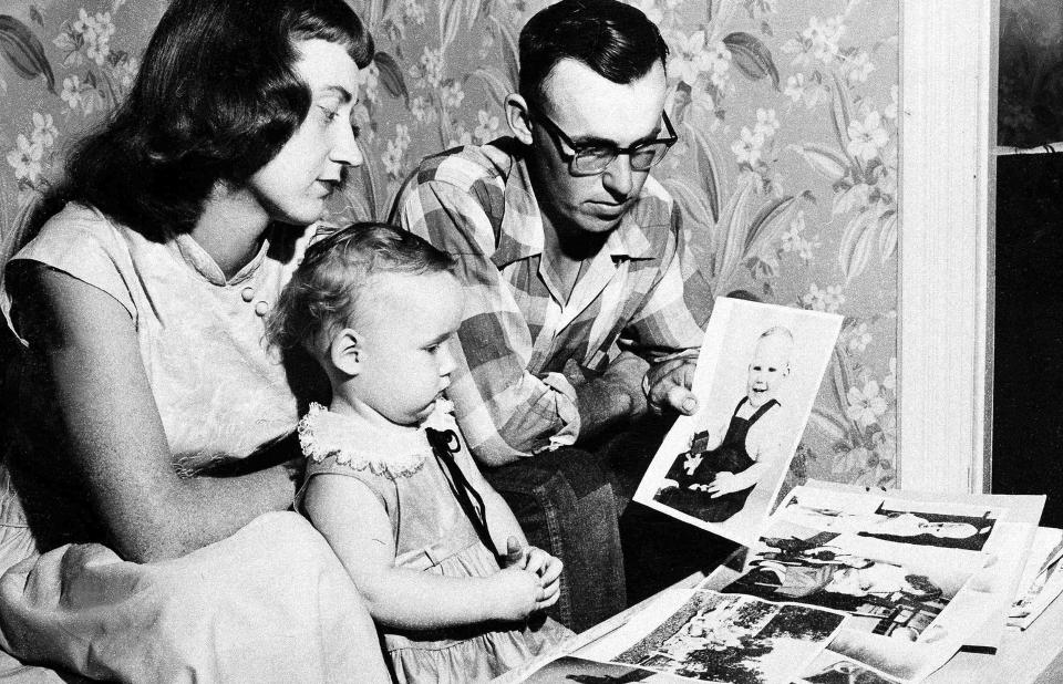 HVOR BLE DET AV STEVEN:  Bildet fra 1956 viser  Marilyn og Jerry Damman med datteren  Pamela (1) med bildet av Steven som forsvant �ret f�r. Foto: SCANPIX/AP Photo/File