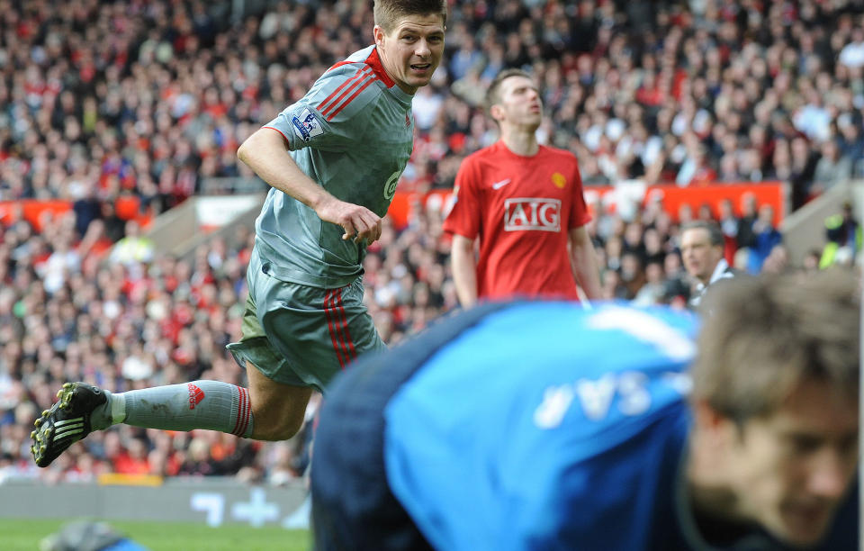 LIVERPOOL-REVANSJE? Steven Gerrard og Liverpool til Manchester Uniteds skalp p� Old Trafford forrige sesong, men de endte p� 2. plass bak United p� tabellen. Kan de ta steget neste sesong? Foto: AFP