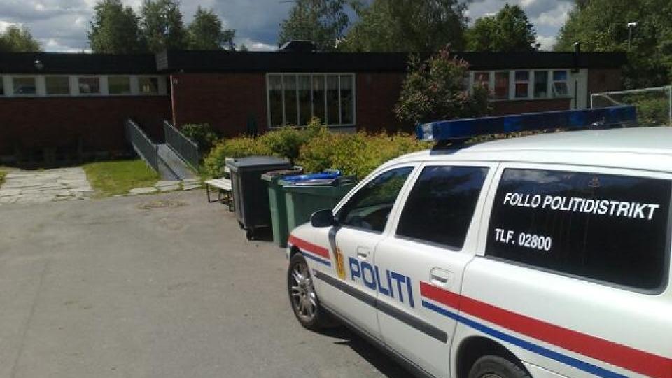  FUNNET D�D I SENGA:  Etterforskere fra Eidsberg lensmannskontor og Follo politidistrikt er i formiddag p� Edwin Ruuds Omsorgssenter for � f� klarhet i omstendighetene rundt d�dsfallet til en fire �r gammel gutt. Han ble funnet d�d i senga ved 08.20-tiden i dag. MMS-foto: HANS-MARTIN TH�MT RUUD