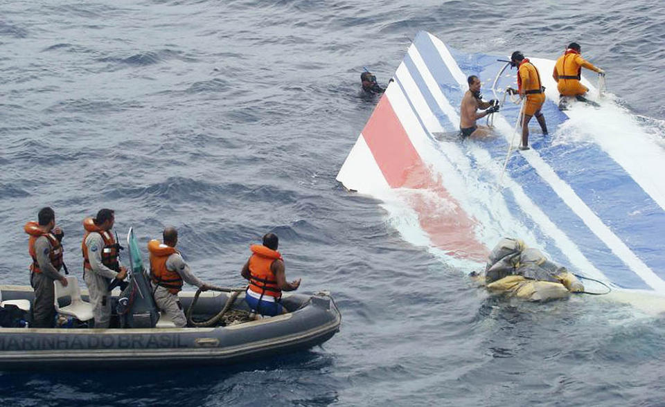 ARBEIDET FORTSETTER: Letemannskaper jobber utrettelig med � finne flere omkomne og vrakrester i Atlanteren. Foto: BRASILIANSK FLYV�PEN/REUTERS/SCANPIX