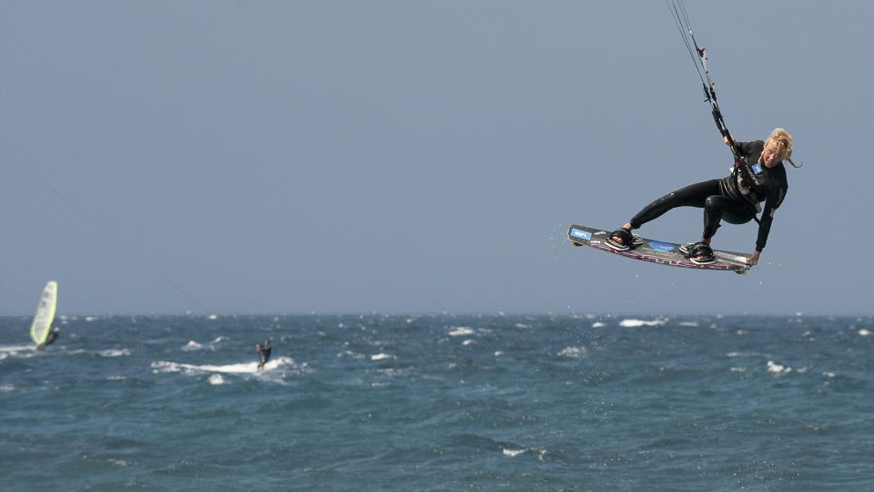 I VINDEN:Kari Schibevaag (30) fra Stavanger deltar p� verdenscupen i kiting p� vann. Her lader hun opp p� Vignola-stranda p� nordsiden av Sardinia. Foto: John T. Pedersen