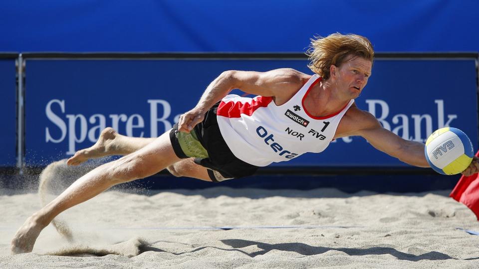 - LITE IDEELL OPPLADNING: Bj�rn Maaseide sitter hjemmen med armen lammet ei uke f�r VM i sanvolley. N� h�per han konkurrentene ikke leser norske aviser.
Foto:Tor Erik Schr�der / SCANPIX