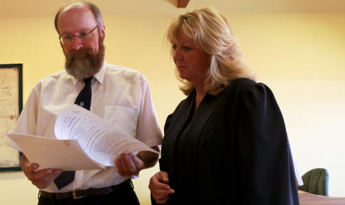 AKTOR OG FORSVARER: Arnfinn Hval og Heidi Yssen. Foto: TORBJ�RN BERG