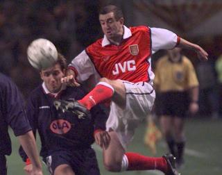 KLEMBACK: Nigel Winterburn okkuperte venstresida i det beryktede Arsenal-forsvaret p� 1990-tallet. I helga spiller 46-�ringen igjen for Arsenal i London. Foto: AP