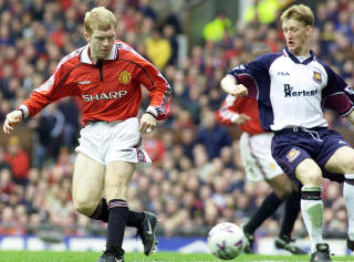 HUSKER DU?:West Ham-terrier Steve Lomas i kamp med en annen terrier med r�dlig skj�r i h�ret; Uniteds Paul Scholes.Foto:REUTERS
