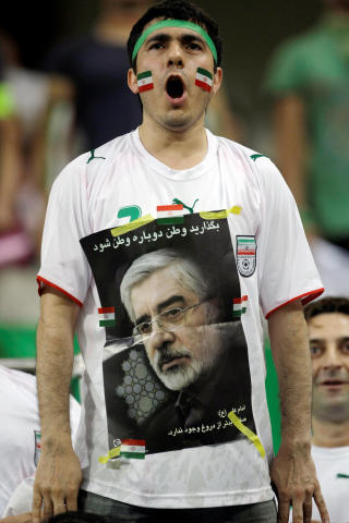 DEMONSTRERER: En iransk supporter demonstrerer p� tribunen i Seoul til st�tte for kandidaten Mousavi. Foto: AP