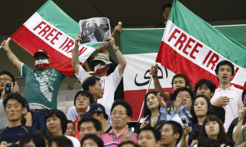 POLITIKK OG FOTBALL: De iranske tilskuerne  l�tet fram flagg og bannere med tekstene �Free Iran� og �Where is my vote?� Foto: AFP