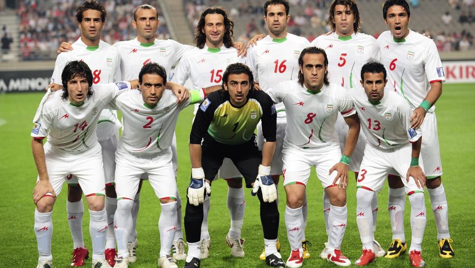 DEMONSTRERTE: De fleste av de iranske spillerne viste sin st�tte til Mousavi med sine gr�nne armb�nd. Selve kampen endte uavgjort, hvilket betyr at Iran m� ha hjelp f�r � bli VM-klare.  Foto:AP