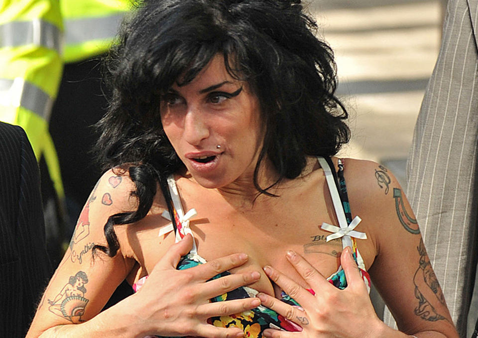 TILBAKE I LONDON: Amy Winehouse kom tilbake fra rehab i karibien denne uka. I dag ble skilsmissen med ektemannen innvilget. Foto: AFP PHOTO/LEON NEAL