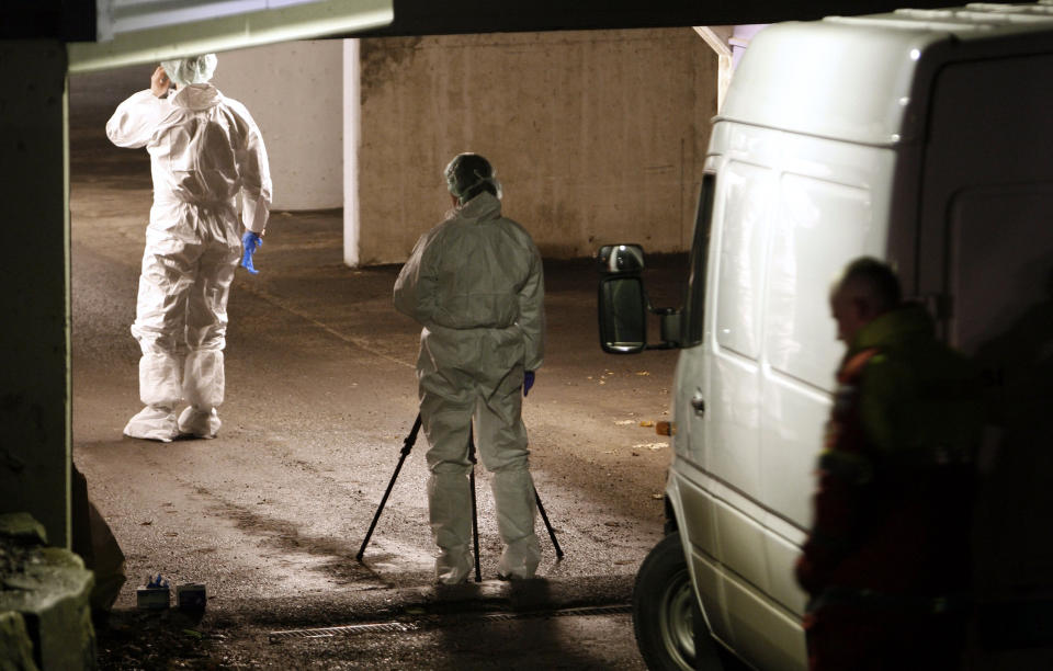 DREPT I GARASJEN: Politiet mener drapet i dette garasjeanlegget i boligsameiet Hofftunet i Oslo ble beg�tt i affekt, og at bakgrunnen var overfladiske skader p� en eller flere biler. Foto: SCANPIX