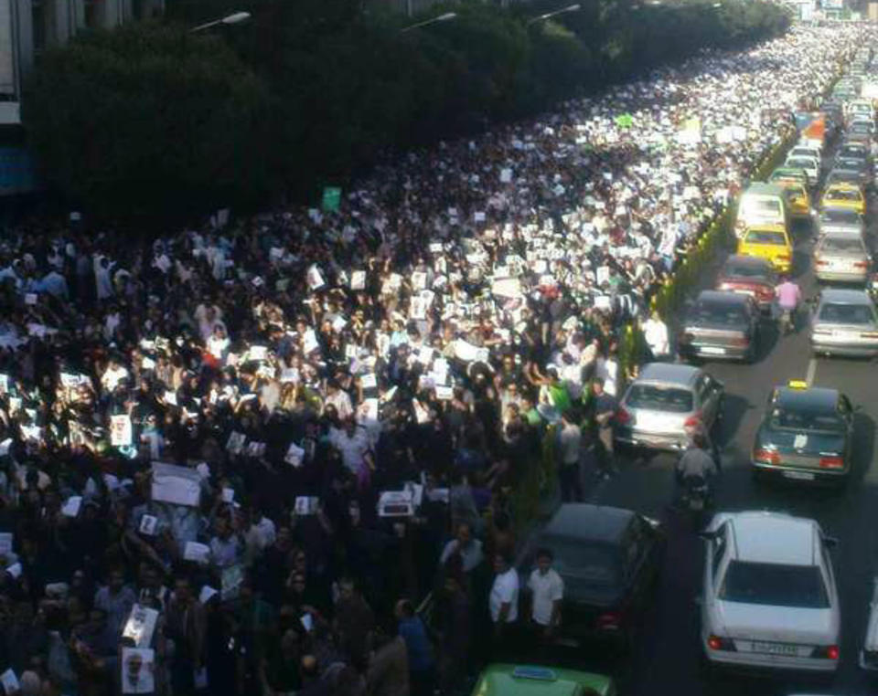 STANDHAFTIGE: Titusener av demonstranter var igjen i gatene i Teheran i dag, og til tross for at pressefolk m� v�re i dekning innnend�rs og iherdig nettsensur blir enkelte bilder smuglet ut p� nettet.  Foto: UKJENT / TWITPIC