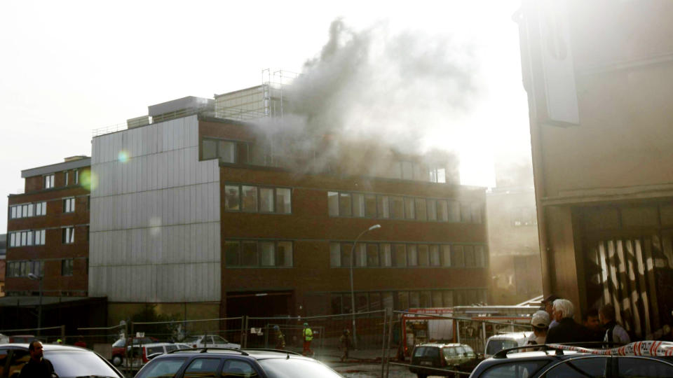 FULL FYR I TAK:
Store brannstyrker ble tilkalt da det begynte � brenne i et forretningsbygg n�r Carl Berner i Oslo, onsdag ettermiddag.
Foto: Kyrre Lien / SCANPIX